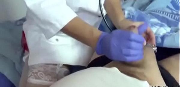  Krankenschwester holt ihrem Patienten einen runter
